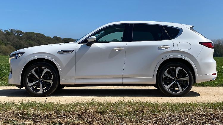 Der Mazda CX-60 ist eine durchaus stattliche Erscheinung. Dank 4,75 Metern Länge und 1,68 Metern Höhe bietet er reichlich Platz für seine Fahrgäste.
