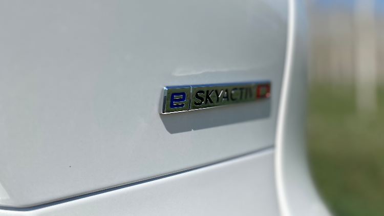 Auf den etwas sperrigen Namen "e-Skyactiv D" hört der Mazda mit dem neuen Diesel unter der Haube. Um welche der beiden Leistungsstufen es sich handelt, ist anhand dieses Schriftzuges nicht auszumachen.