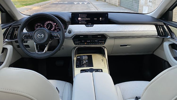 Der Innenraum des Mazda CX-60 sieht schnieke aus und ist sauber verarbeitet. An Display gibt es reichlich.