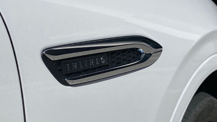 Stolz ist Mazda auf den Reihensechszylinder - sonst würde es der Konzern nicht per seitlichem Schriftzug kundtun. Aber richtig so! Diese Motorenbauart hat ihre Fangemeinde.