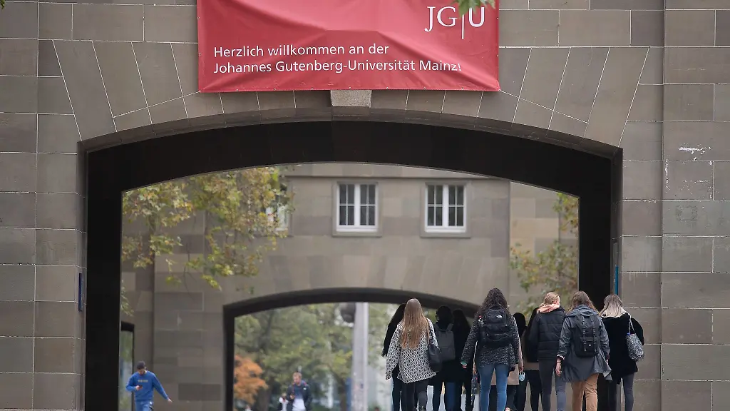 Studierende-gehen-ueber-den-Campus-der-Johannes-Gutenberg-Universitaet-Mainz
