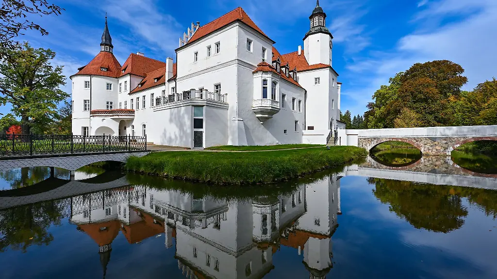 Wasserschloss-Fuerstlich-Drehna-Die-Urspruenge-des-Schloss-Standortes-gehen-auf-eine-slawische-Burganlage-zurueck