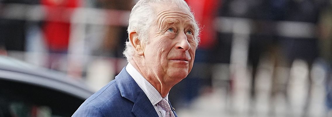 König Charles III. blickt bei seiner Ankunft am Berliner Hauptbahnhof nach oben.