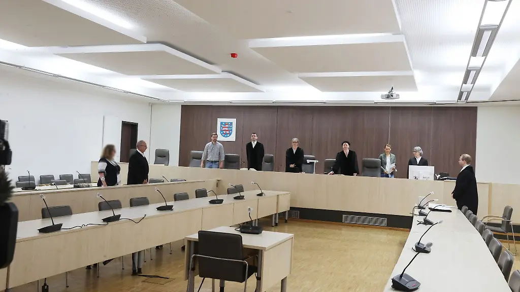 Verfahrensbeteiligte-stehen-im-Verhandlungssaal-des-Landgerichtes-zum-Beginn-eines-Prozess-gegen-eine-Richterin-wegen-Rechtsbeugung-waehrend-der-Corona-Pandemie