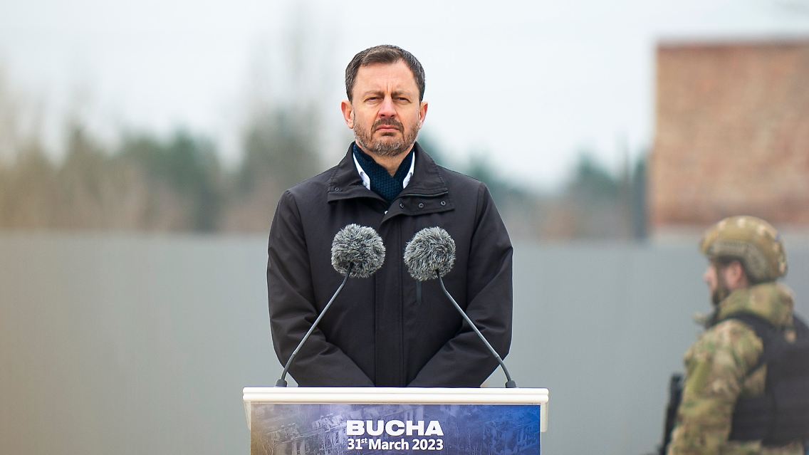 Eduard Heger, Ministerpräsident der Slowakei, besucht die Gedenkveranstaltung in Butscha.