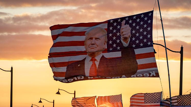 Seine Anhänger halten Trump die Treue - hier vor seinem Sitz in Mar-a-Lago in Florida.