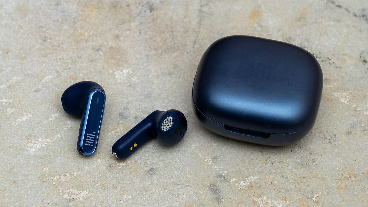 Die JBL Live Flex gibt es in Blau, Schwarz, Rosé und Silber.