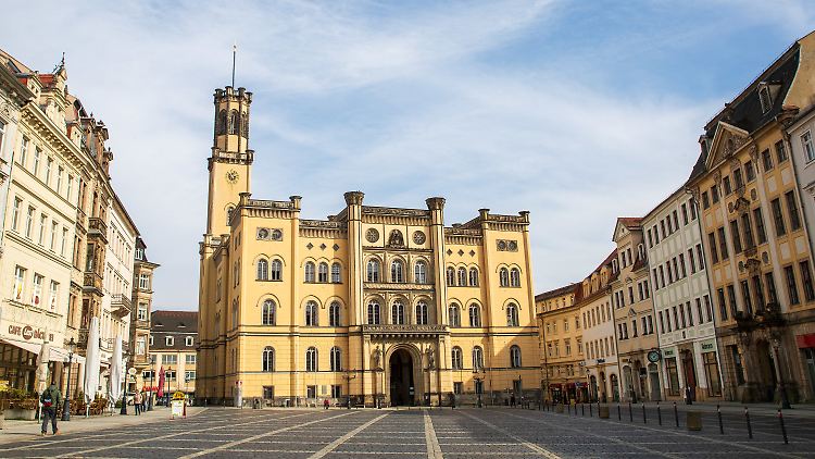 Eine Demo auf Betreiben von Rechtsextremisten eskalierte und setzte in Teilen zum Marsch aufs Zittauer Rathaus an.