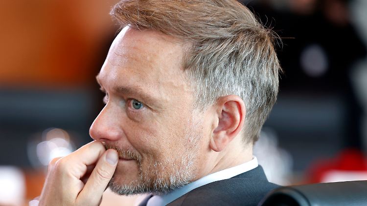 Dann eben keine Haushaltseckwerte: Finanzminister Lindner wirft seinen Kabinettskollegen unrealistische Ausgabenwünsche vor. 