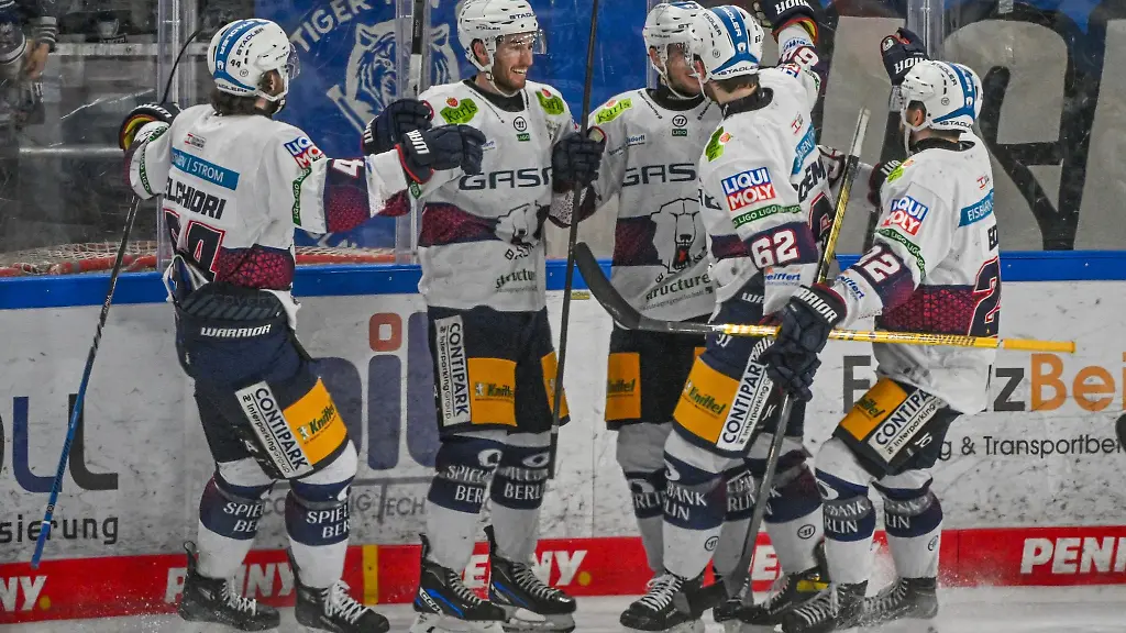 Die-Mannschaft-der-Eisbaeren-Berlin-jubelt-nach-dem-Treffer-zum-1-1-gegen-die-Straubing-Tigers