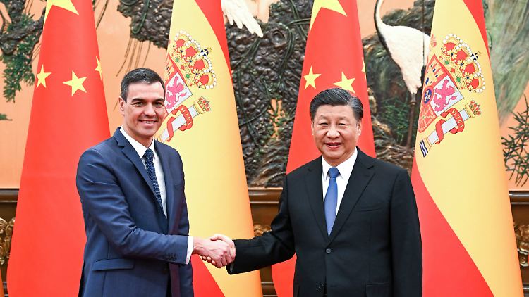 Der spanische Ministerpräsident Sánchez (l.) hat den chinesischen Staatschef Xi nach eigenen Worten "ermuntert, in einen Dialog mit Präsident Selenskyj einzutreten". 