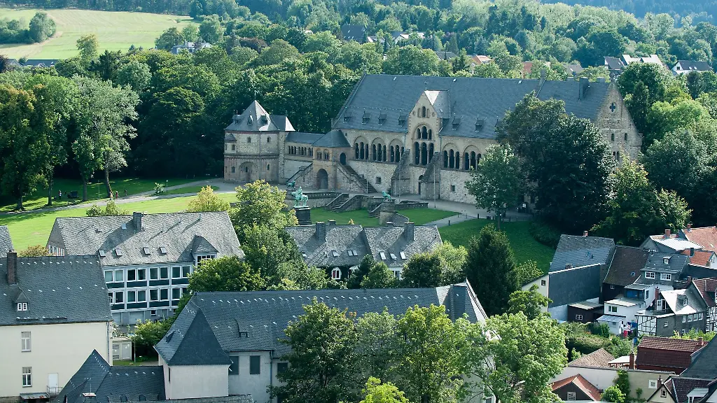 Die-Aufnahme-vom-Nordturm-der-Marktkirche-zeigt-die-Kaiserpfalz-Auf-dem-Gelaende-um-das-welterbegeschuetzte-Kaiserpfalz-Gebaeude-soll-unter-anderem-eine-neue-Stadthalle-entstehen