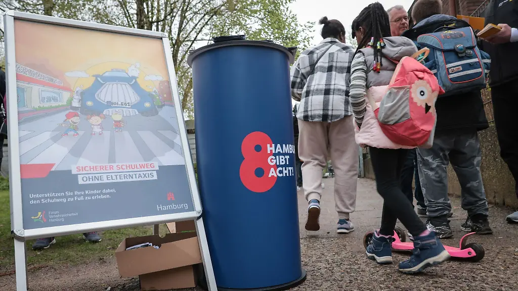 Schuelerinnen-und-Schueler-sowie-ihre-Eltern-werden-am-Eingang-zur-Grundschule-Charlottenburger-Strasse-zum-Auftakt-der-dreiwoechigen-Verkehrssicherheitsaktion-Ruecksicht-auf-Kinder-kommt-an-der-Hamburger-Polizei-informiert