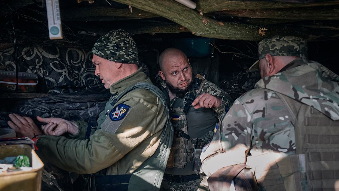 Ukrainische Soldaten in einem Unterstand bei Bachmut