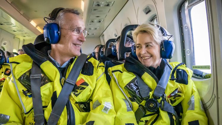 Stoltenberg und von der Leyen im März beim gemeinsamen Rückweg von der norwegischen Gasförderplattform Troll A.
