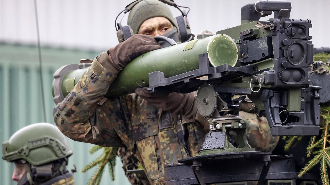 Soldaten der Panzergrenadierbrigade 37 montieren ein Panzerabwehrsystem auf einen Schützenpanzer Marder. Die Brigade ist Leitverband für die Landstreitkräfte der NATO Response Force (NRF) 2022-2024.
