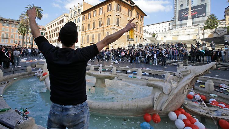 2015 beschädigten Feyenoord-Fans Roms Barcaccia-Brunnen vor der Spanischen Treppe.