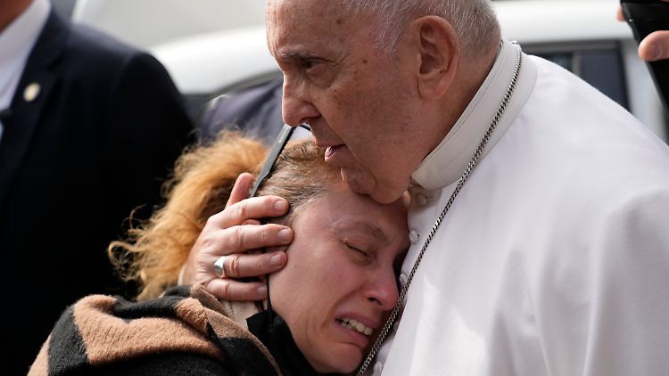 Papst Franziskus spendete vor der Klinik einer Mutter Trost, die kurz zuvor ihr Kind verloren hatte.