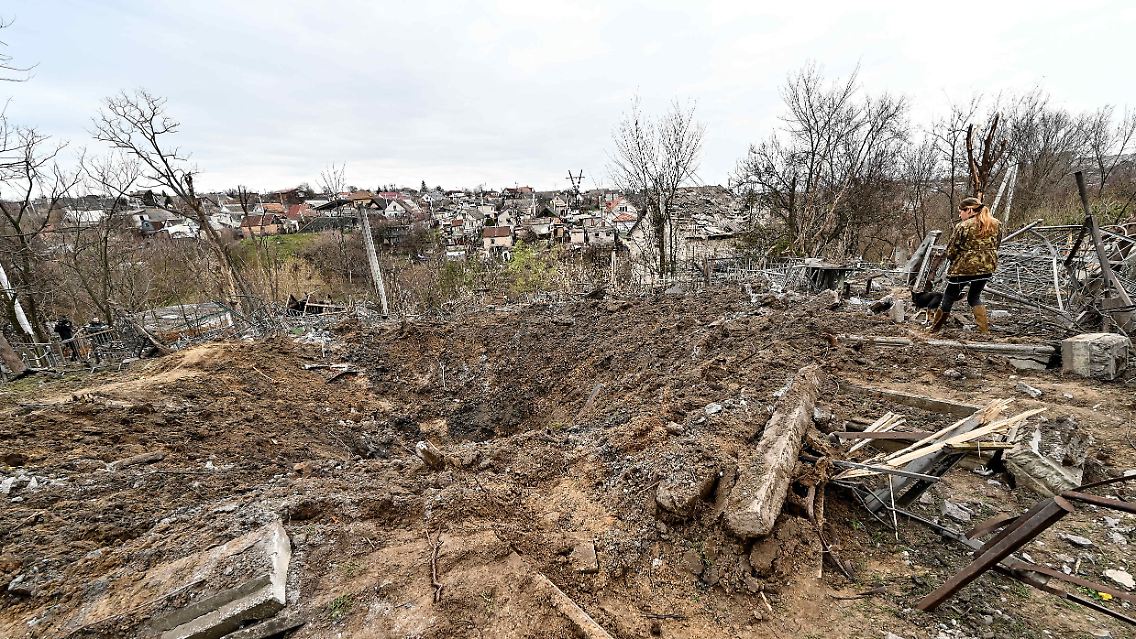 Den Angaben zufolge hat ein russisches Geschoss den Krater auf dem Pershotravneve-Friedhof in Saporischschja verursacht.