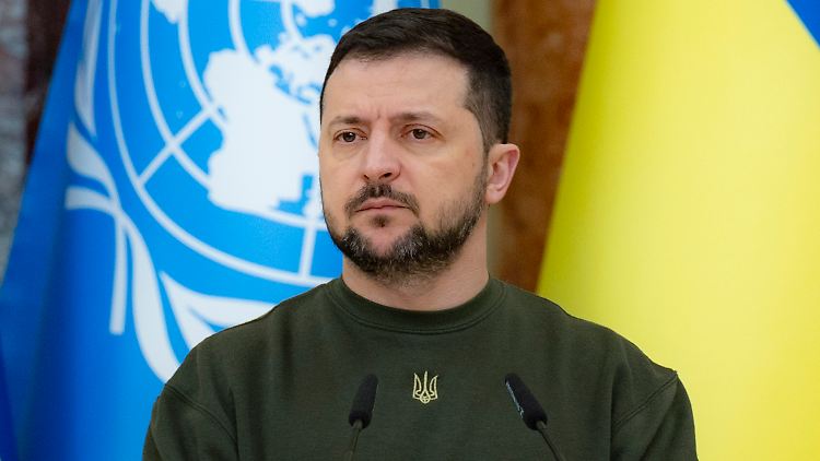 "Es ist kaum etwas vorstellbar, was den vollständigen Bankrott solcher Institutionen besser demonstriert", sagte Selenskyj mit Blick auf Russlands Vorsitz im UN-Sicherheitsrat.