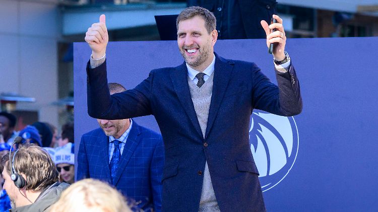 Nowitzki im Dezember, als vor der Halle in Dallas seine Statue enthüllt wurde.