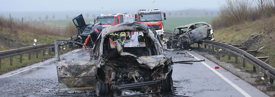 Die Unfallstelle auf der B247. Drei Fahrzeuge waren beteiligt.