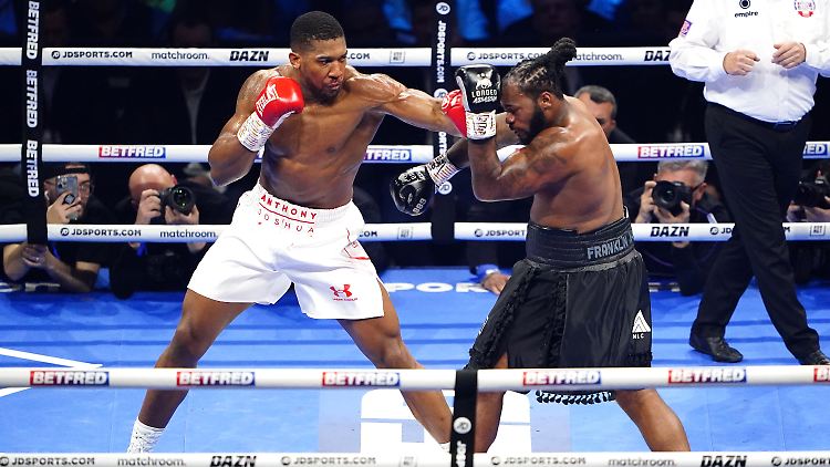 Blieb meistens auf Distanz: Anthony Joshua (l.)