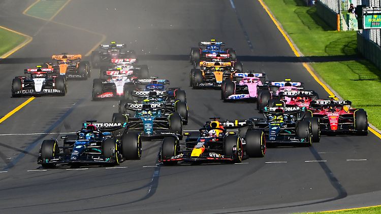 George Russell gewann den Start von Melbourne gegen Max Verstappen.