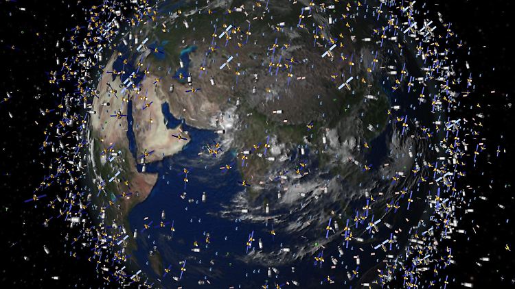 Computergrafik von Weltraummüll früherer Weltraummissionen, der neben intakten Satelliten um die Erde kreist.