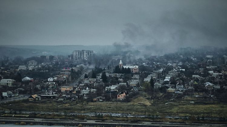 Rauch steigt aus brennenden Gebäuden in einer Luftaufnahme von Bachmut auf.