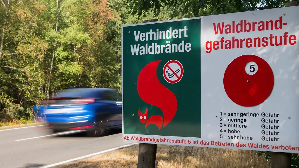 Ein-Schild-weist-nach-langer-Trockenheit-die-Waldbrandgefahrenstufe-5-aus