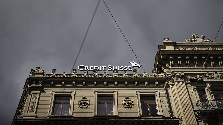 Zum Schnäppchenpreis verleibt sich die Schweizer UBS die kollabierende Credit Suisse ein. Pessimisten sehen darin keine gelungene Lösung. Auch für das Institut der deutschen Wirtschaft in Köln handelt es sich nur um eine Übernahme auf Zeit.