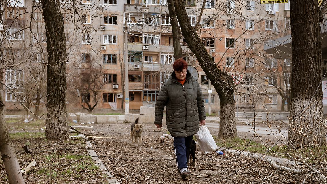 Einige Bewohner leben weiterhin in der Stadt, die von der Einkesselung durch russische Truppen bedroht ist.