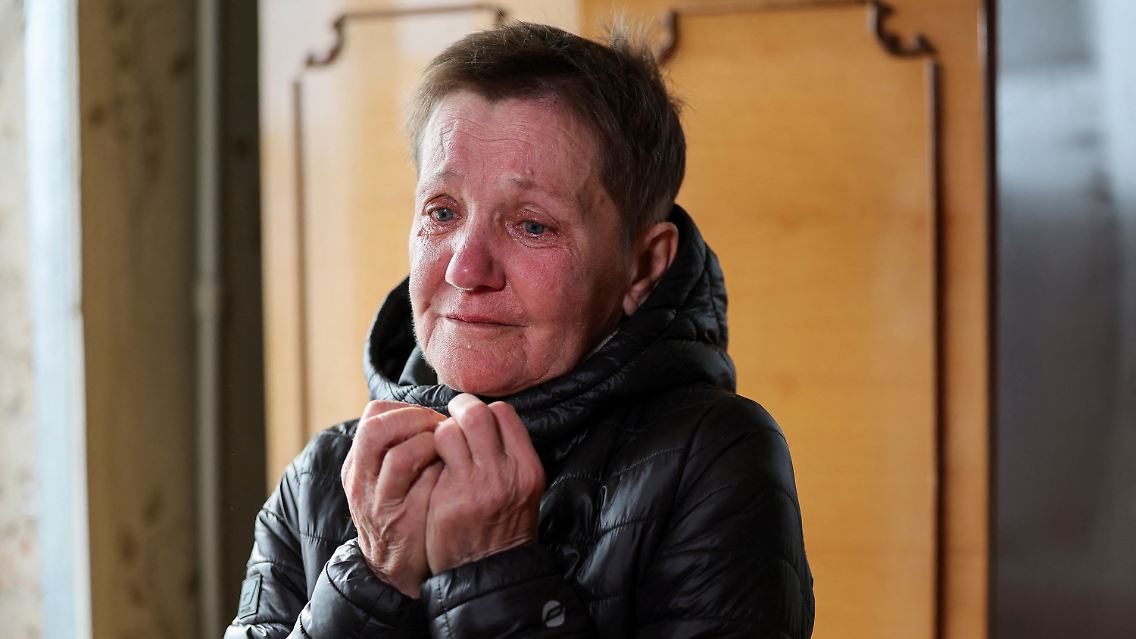 Eine 69-jährige Bewohner in Tränen nach dem Angriff.