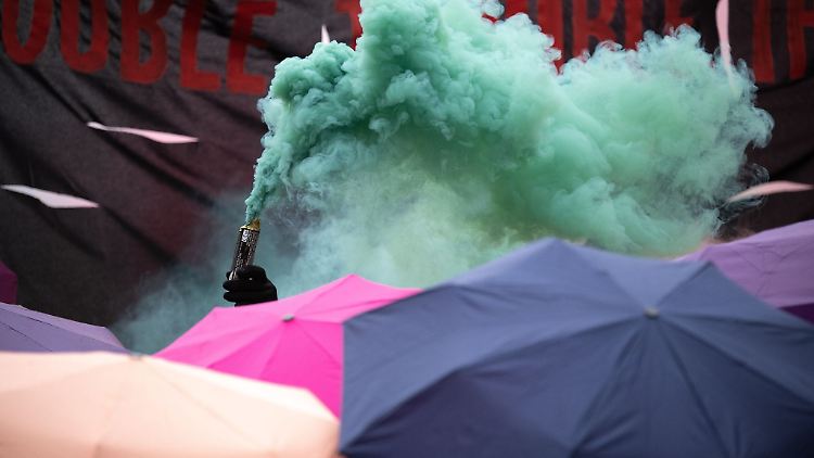 Demonstrierende müssen sich an das sogenannte Friedlichkeitsgebot halten - ansonsten müssen sie damit rechnen, dass Ordnungsbehörden eingreifen.