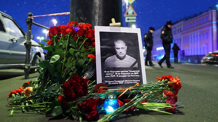 Bei einer Explosion in einem Café in St. Petersburg wird der bekannte russische Kriegsblogger Wladlen Tatarski getötet. 30 Menschen um ihn herum werden verletzt.