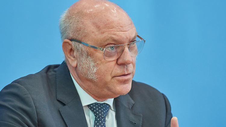 Ulrich Schneider ist seit 1999 Hauptgeschäftsführer des Paritätischen Wohlfahrtsverbands, der mehr als 10.000 gemeinnützige Organisationen vertritt.