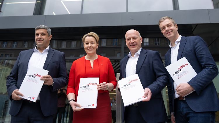 Zufriedene Politiker (v. l. n. r.): Raed Saleh, Franziska Giffey, Kai Wegener und Stefan Evers.