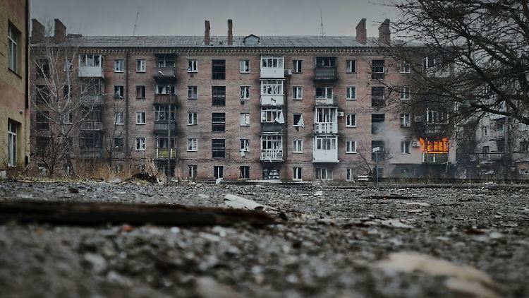 Die Kämpfe um das Stadtzentrum in Bachmut halten ukrainischen Angaben zufolge weiter an.