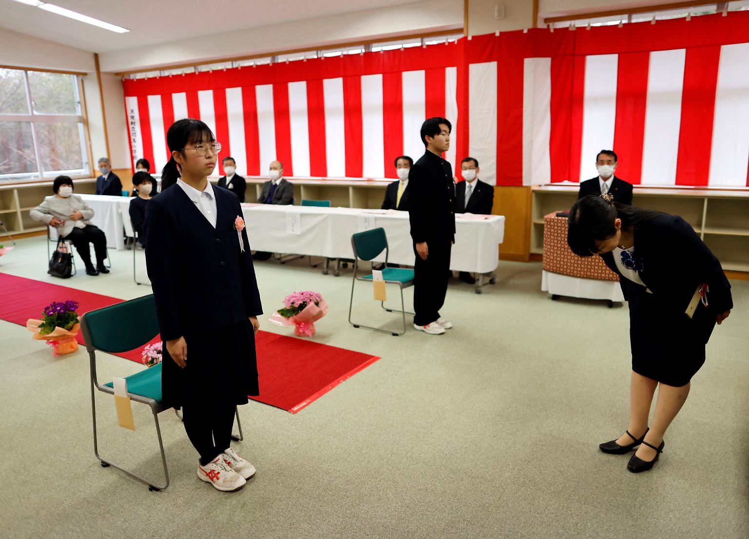 Eita Sato (re.) und Aoi Hoshi (li.) sind die einzigen Absolventen der Yumoto Junior High School in Ten-ei und die letzten.