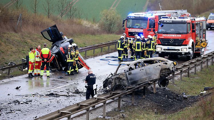Zwei der Fahrzeuge wurden bis zur Unkenntlichkeit zerstört.