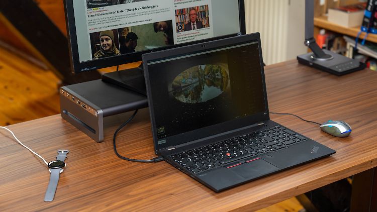 Mit der Anker 675 USB-C Dockingstation sieht der Schreibtisch trotz sechs mit dem Notebook verbundenen Geräten und einem Smartphone, das aufgeladen wird, ordentlich aus.