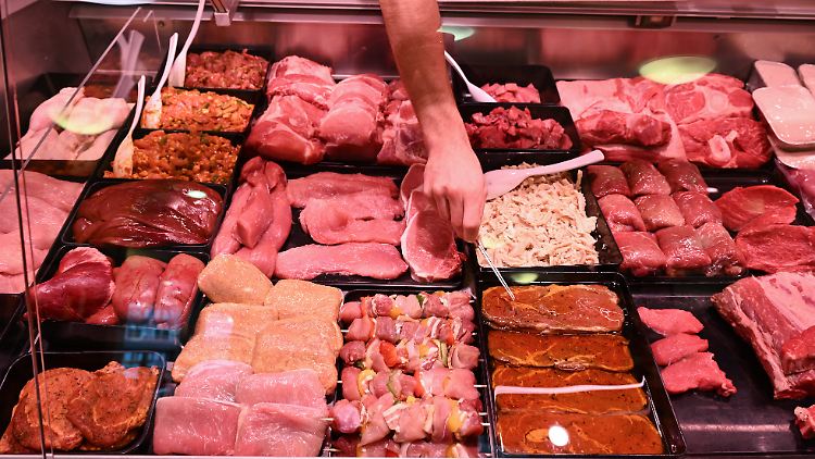 Pro Person seien 2022 noch 52 Kilogramm Fleisch verzehrt worden, rund 4,2 Kilogramm weniger als im Vorjahr, berichtete das Bundesinformationszentrum Landwirtschaft.