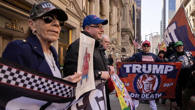 Trump wird am Dienstag zur Anklageverlesung vor Gericht in New York erwartet. 