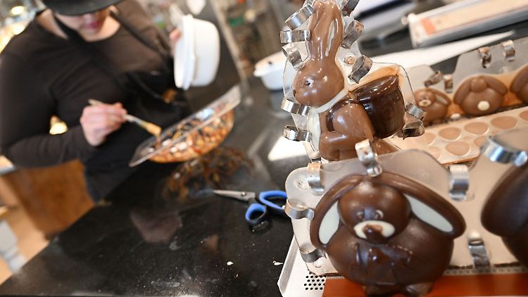 Eine Konditorin "schminkt" in der Chocolaterie Amelie in Garmisch-Partenkirchen eine Osterei-Form.