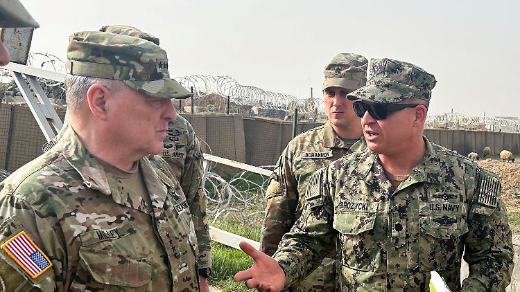 Der Vorsitzende der US-Generalstabschefs, Armeegeneral Mark Milley, spricht Anfang März mit den US-Streitkräften auf einem US-Militärstützpunkt in Nordostsyrien.
