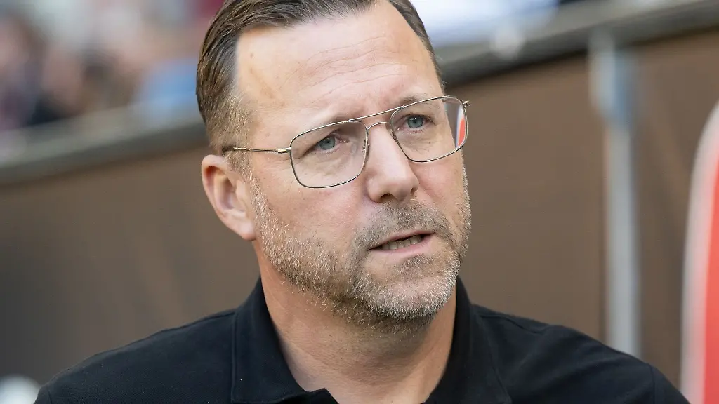 Muensters-Trainer-Sascha-Hildmann-steht-im-Stadion