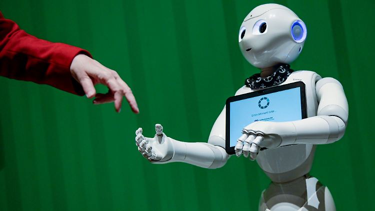Ein Roboter interagiert beim "Speed Dating mit KI" im Hammerbrooklyn Digital Campus mit einer Frau. Künstliche Intelligenz weckt die Hoffnungen auf ein neues goldenes Informations-Zeitalter.