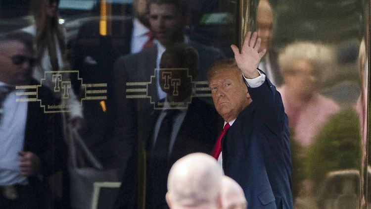 Trump ging am Montagnachmittag durch einen Nebeneingang in den Trump Tower. Vor dem Gebäude gelten scharfe Sicherheitsvorkehrungen.