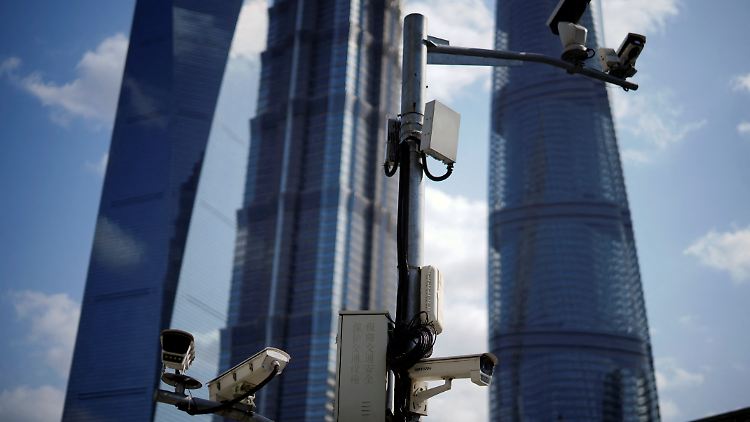 In China gehören Überwachungskameras zum Straßenbild - auch im Finanzviertel Shanghais. 
